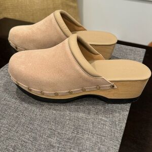 M Gemi Crème Suede Greta Clogs